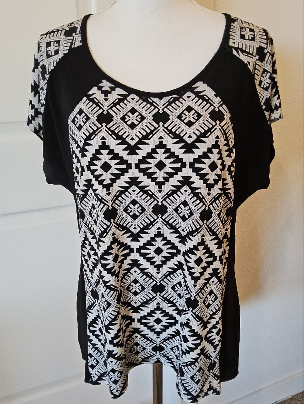 Vintage Suzie Black & White Geometric Raglan Short Sleeve Top